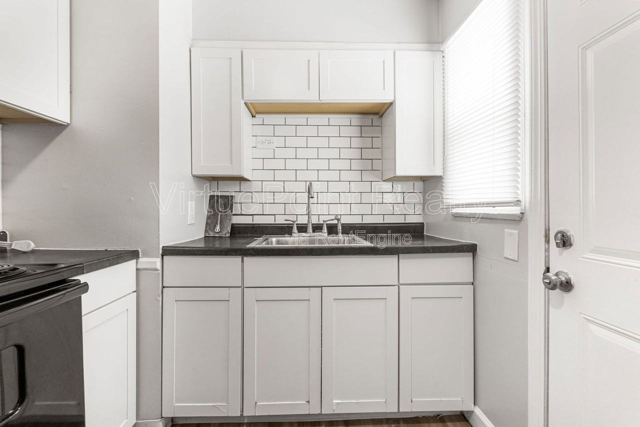 390 S Powell Ave - Photo 5 of 22