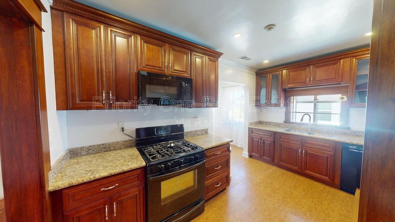 3339 33rd St - Photo 5 of 22