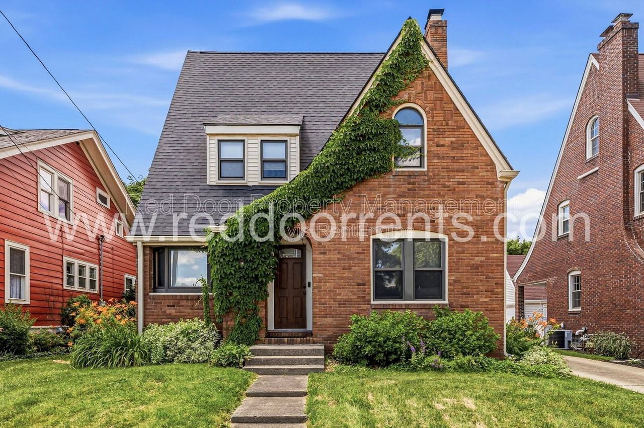 412 N Merrill St - Photo 2 of 37