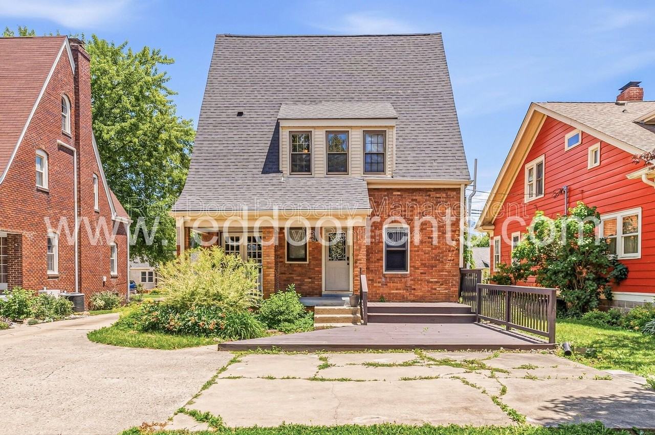 412 N Merrill St - Photo 4 of 37
