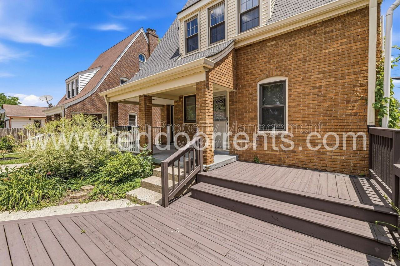 412 N Merrill St - Photo 5 of 37