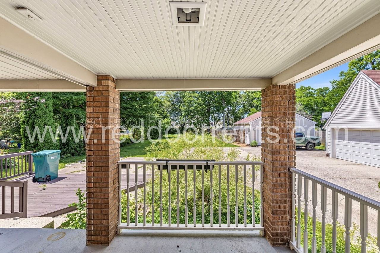 412 N Merrill St - Photo 6 of 37