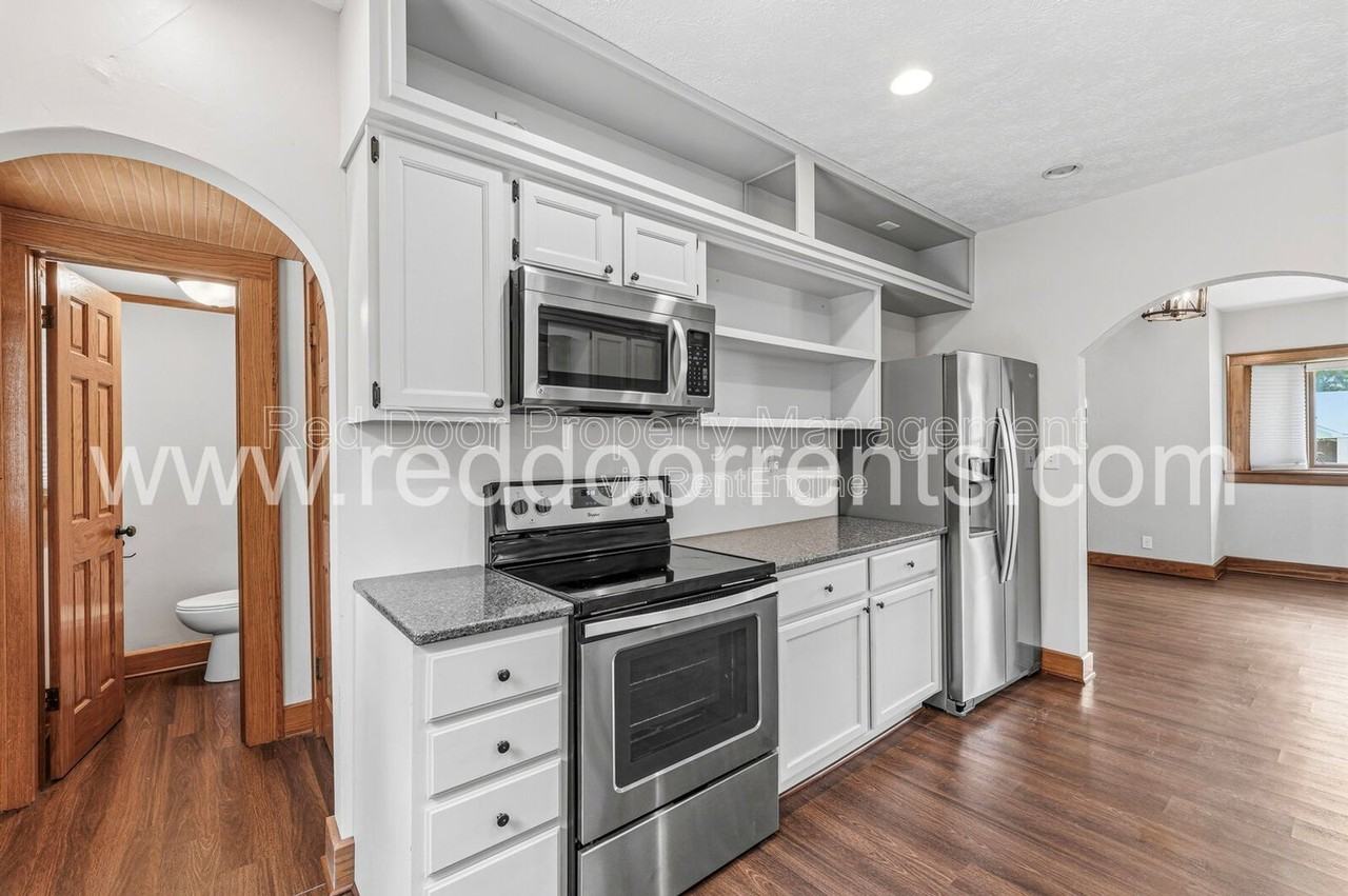 412 N Merrill St - Photo 7 of 37