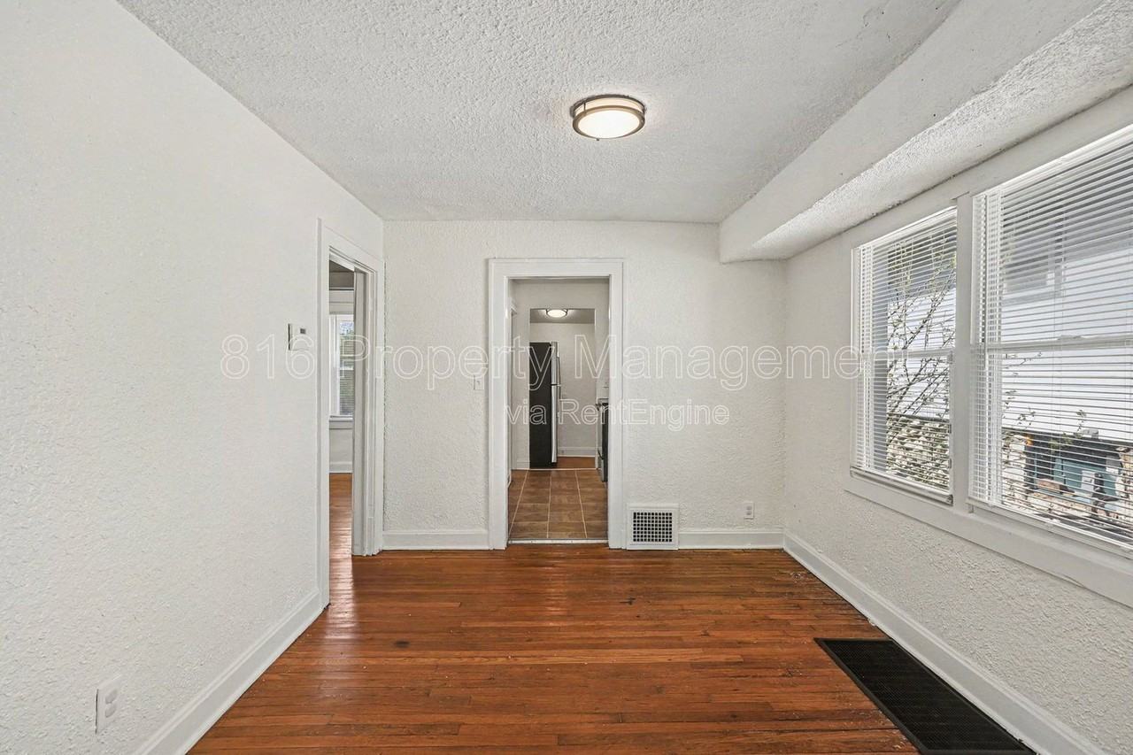 3315 E 52nd St - Photo 3 of 14