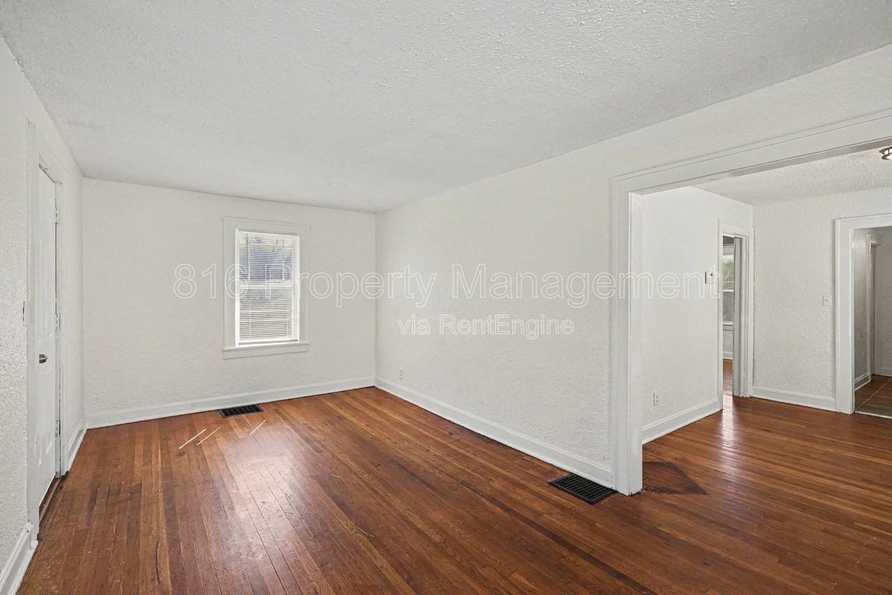 3315 E 52nd St - Photo 4 of 14