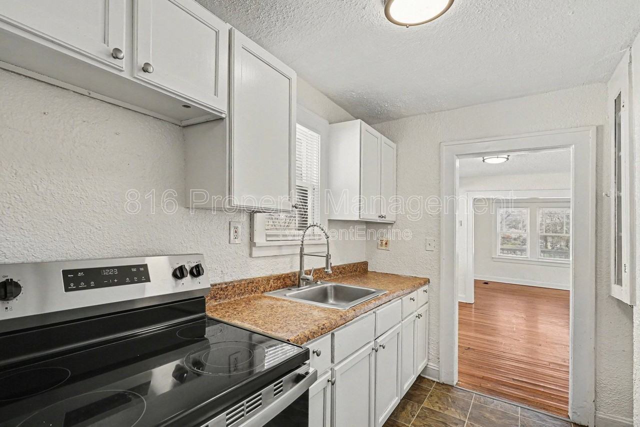 3315 E 52nd St - Photo 7 of 14