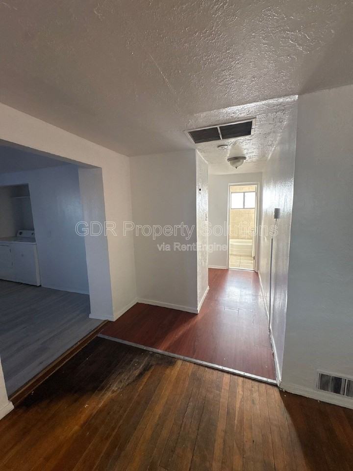 304 Texas St Ne #B - Photo 3 of 10