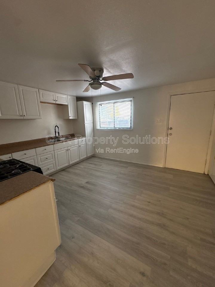 304 Texas St Ne #B - Photo 4 of 10