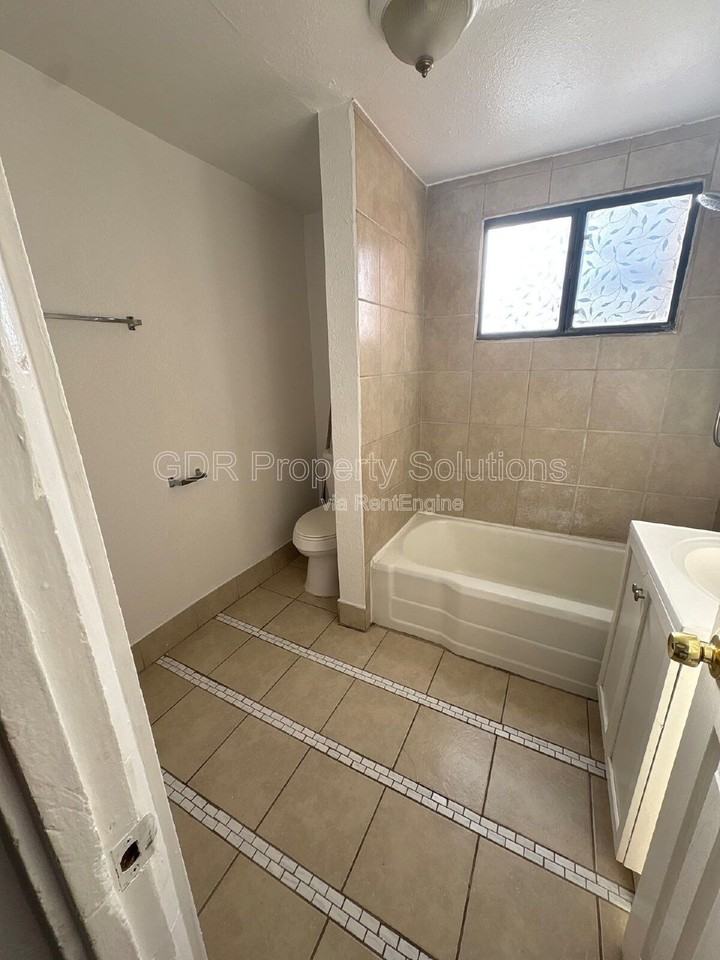 304 Texas St Ne #B - Photo 7 of 10
