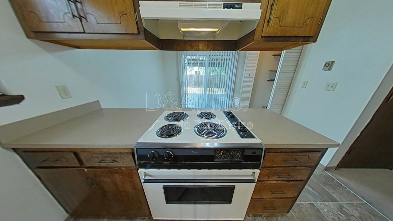 694 Nw Walnut Blvd - Photo 4 of 17
