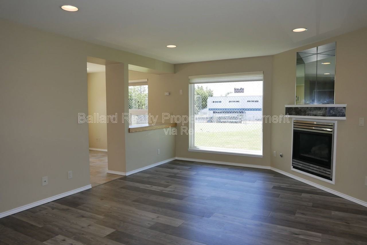 1737 Nw 64th St - Photo 3 of 31