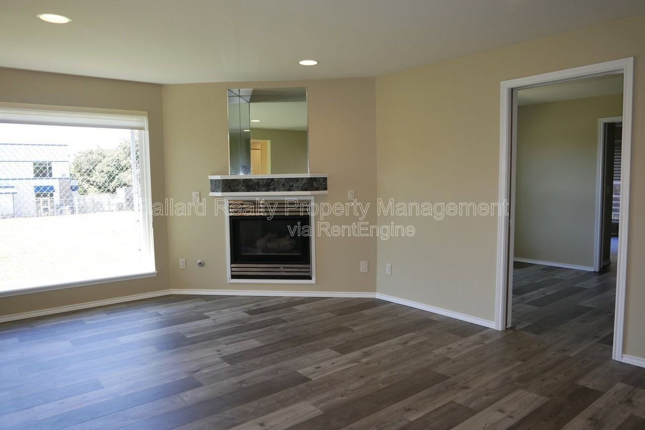 1737 Nw 64th St - Photo 4 of 31
