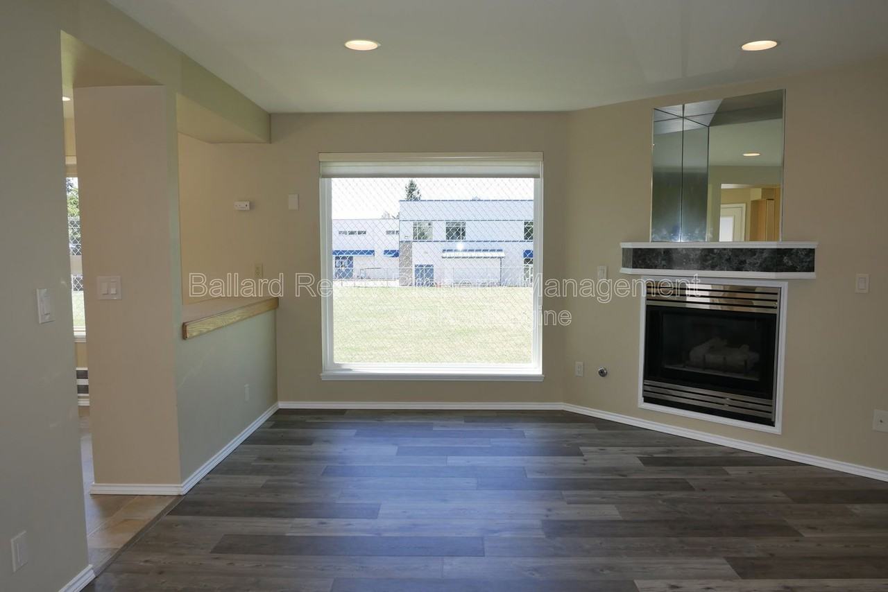 1737 Nw 64th St - Photo 5 of 31