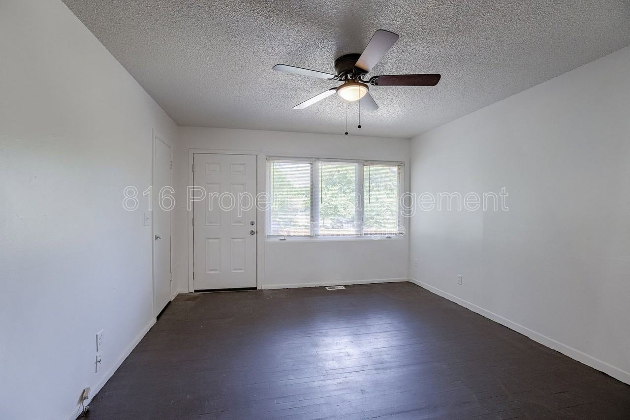 10009 Hardesty Ave - Photo 3 of 25