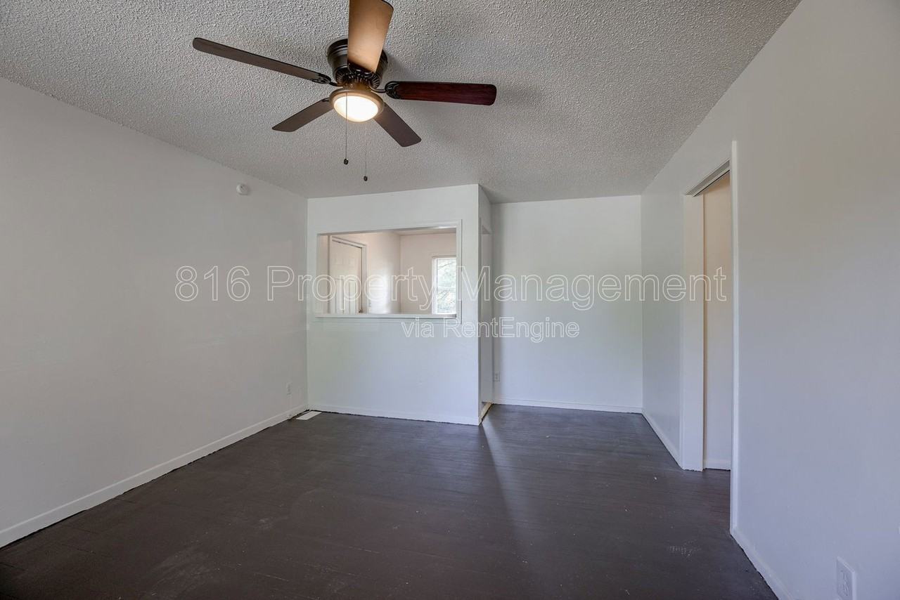 10009 Hardesty Ave - Photo 4 of 25