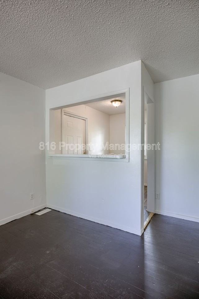 10009 Hardesty Ave - Photo 5 of 25