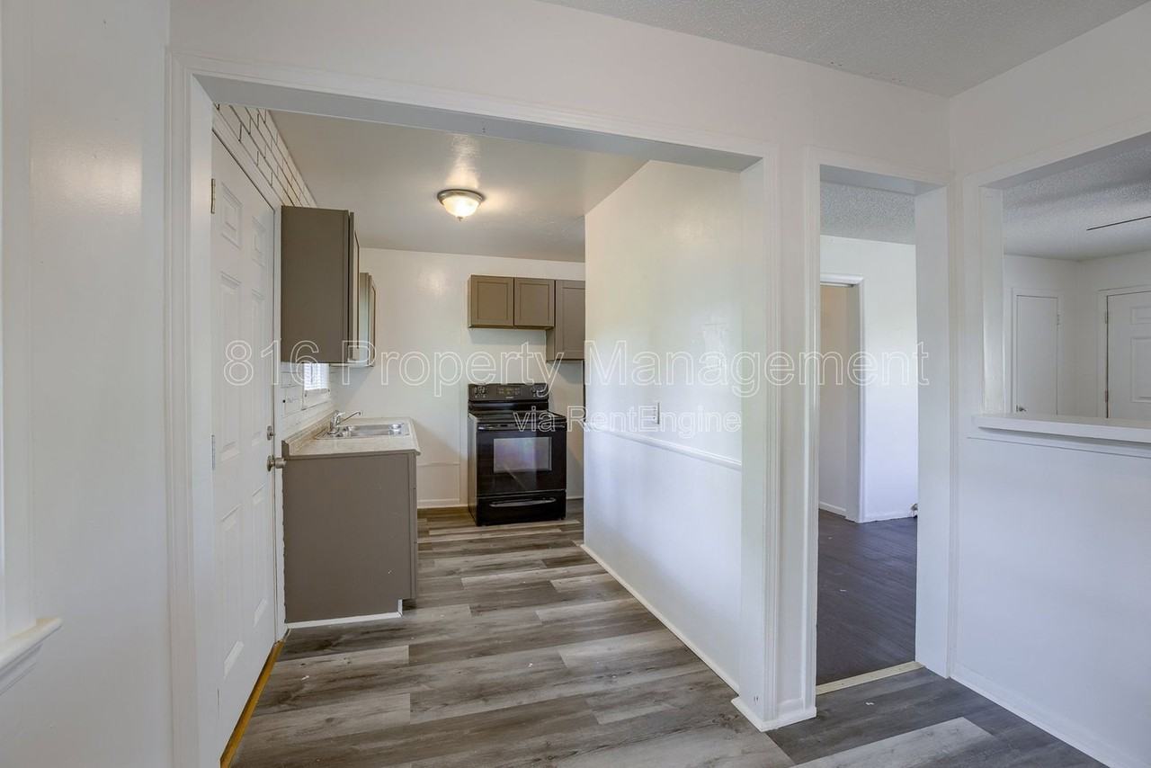 10009 Hardesty Ave - Photo 6 of 25