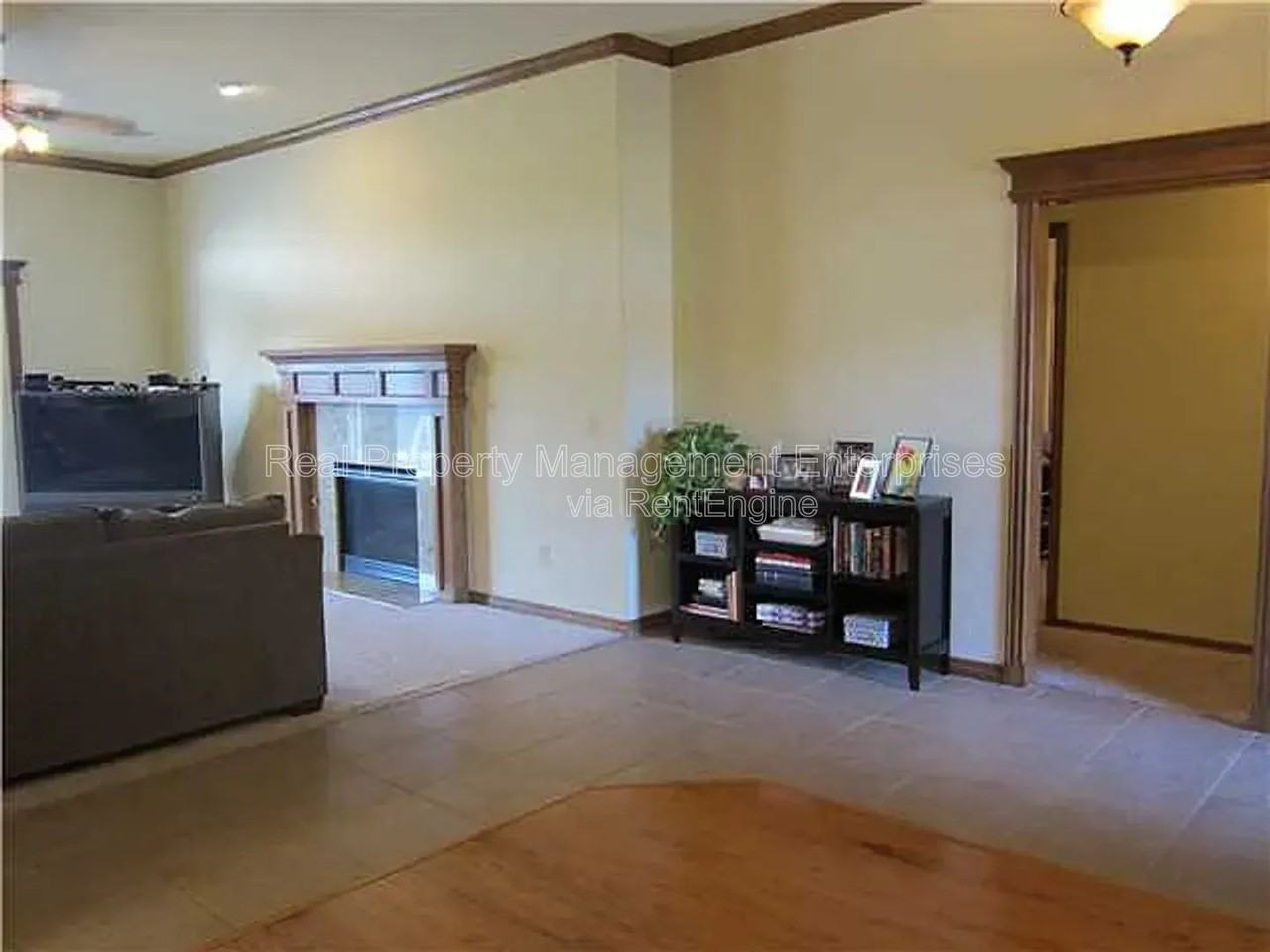 9025 Nw 92nd St - Photo 4 of 21