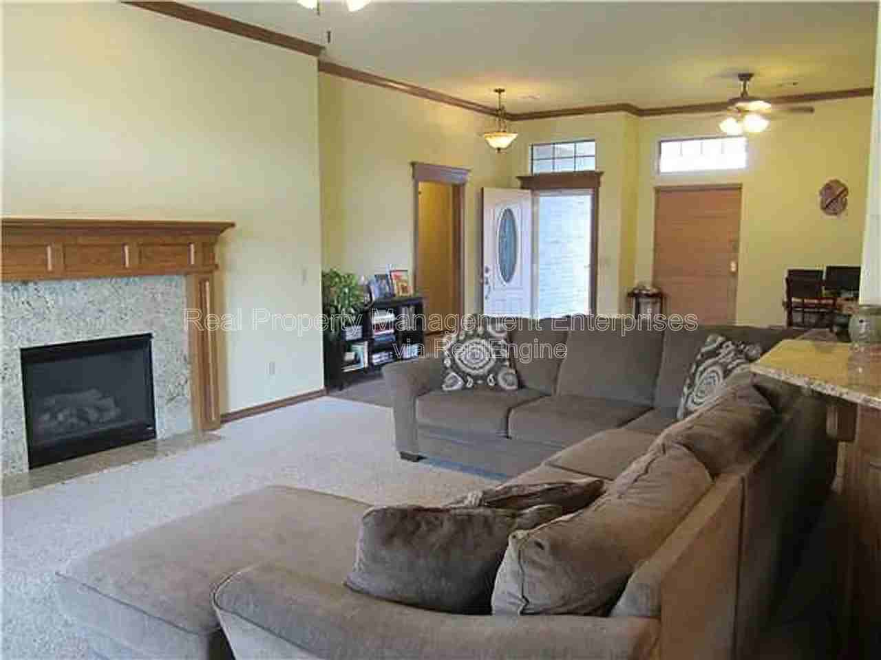 9025 Nw 92nd St - Photo 5 of 21