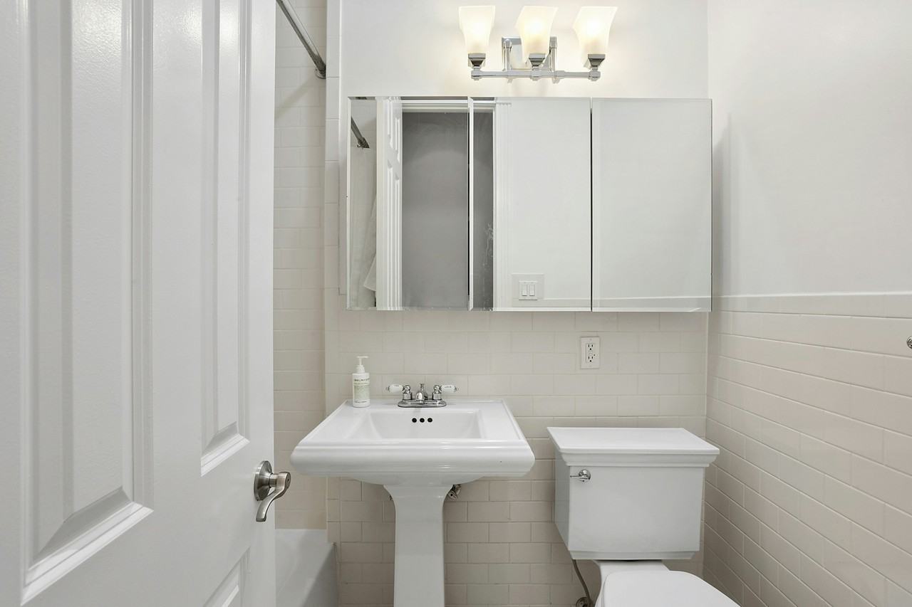 283 W 11th St #1W - Photo 6 of 11