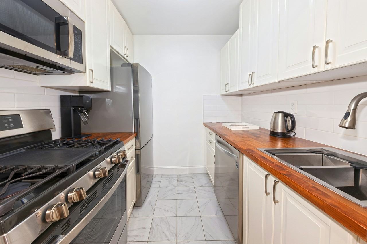 225 E 57th St #8M - Photo 3 of 6