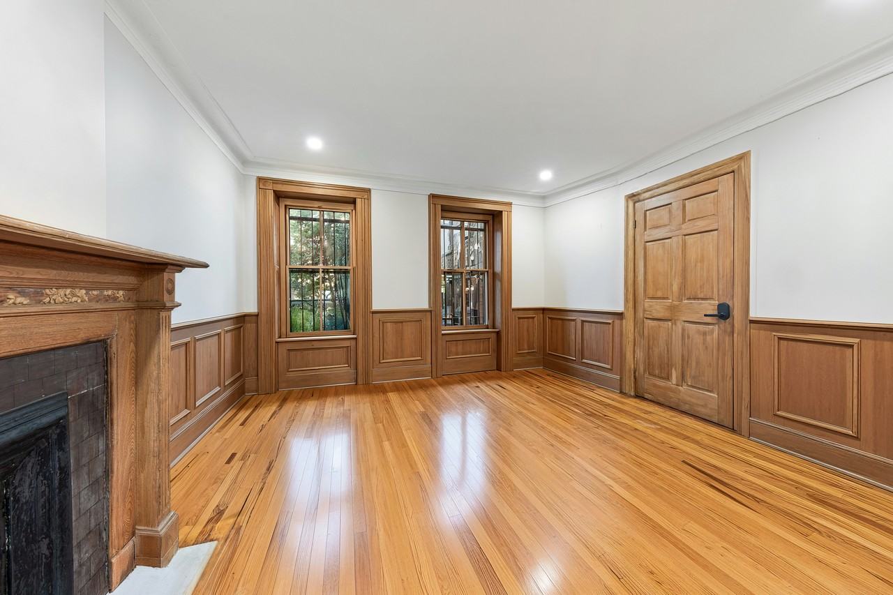 372 Bainbridge St - Photo 2 of 12