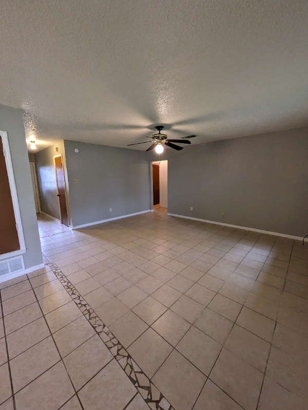 933 Edwards St - Photo 3 of 19