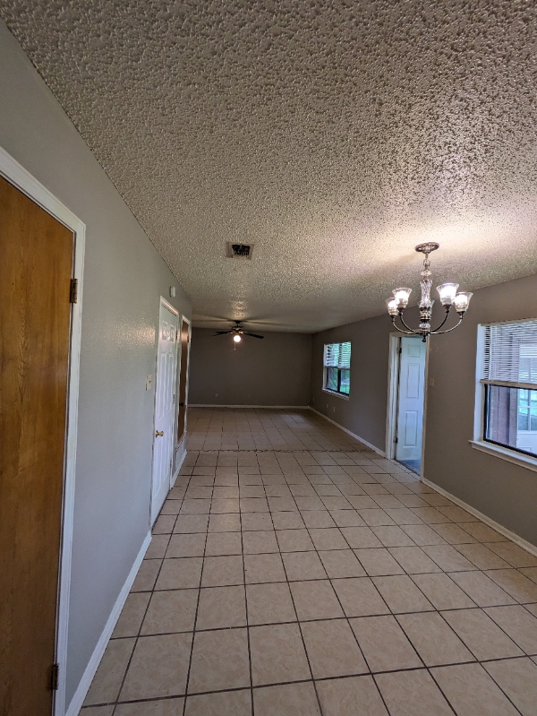 933 Edwards St - Photo 4 of 19