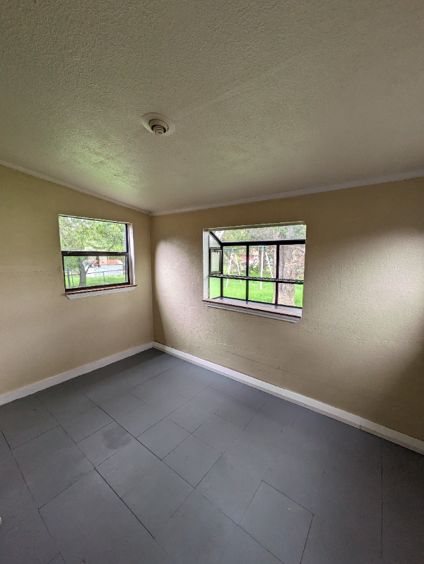 933 Edwards St - Photo 5 of 19