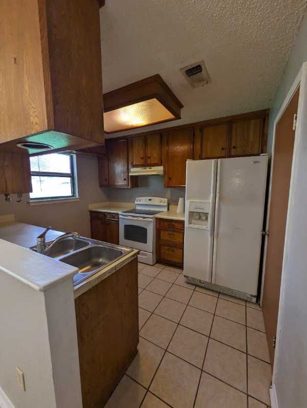 933 Edwards St - Photo 6 of 19