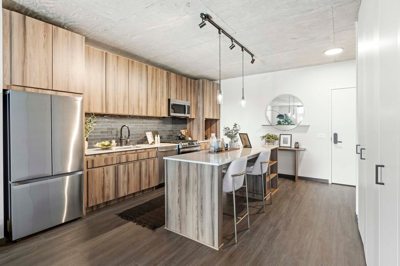 136 N Ashland Ave - Photo 2 of 9