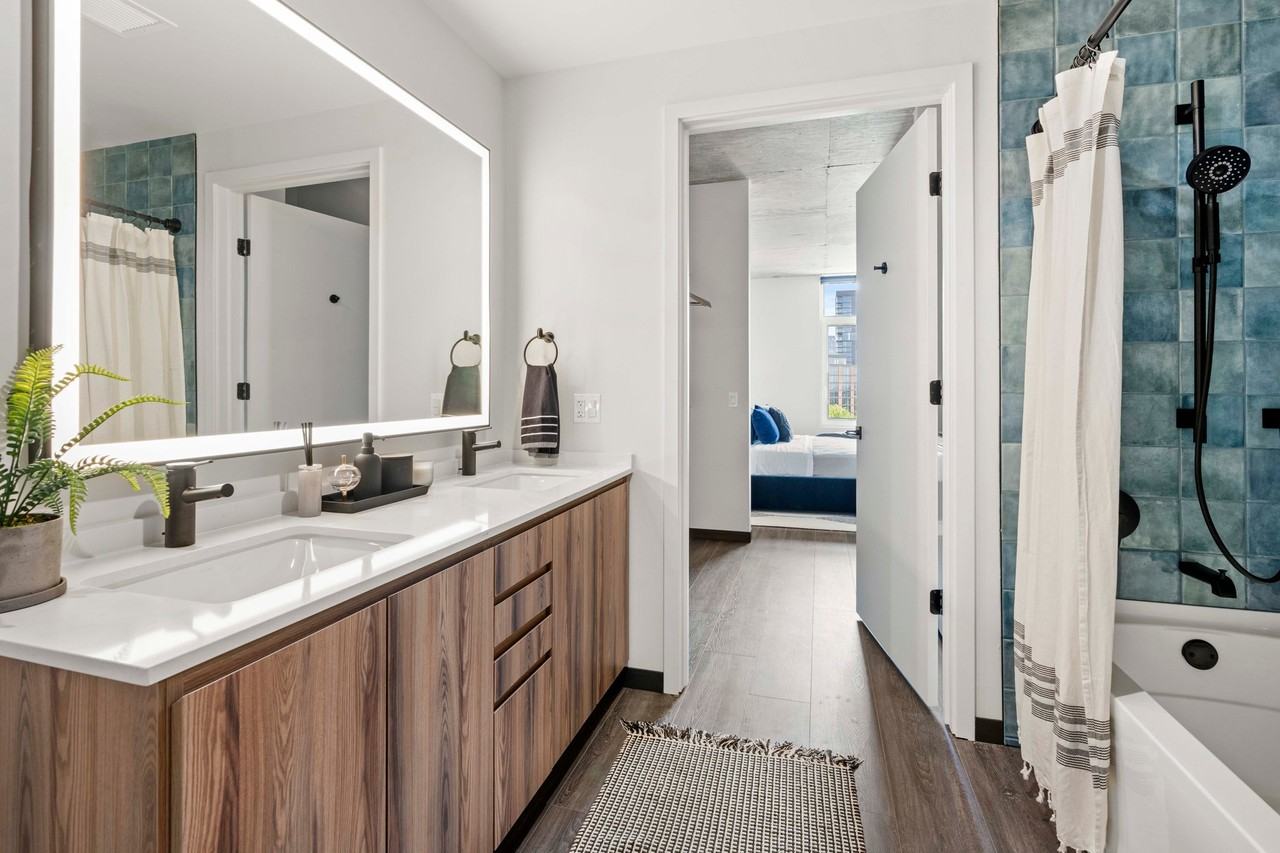 136 N Ashland Ave - Photo 5 of 9