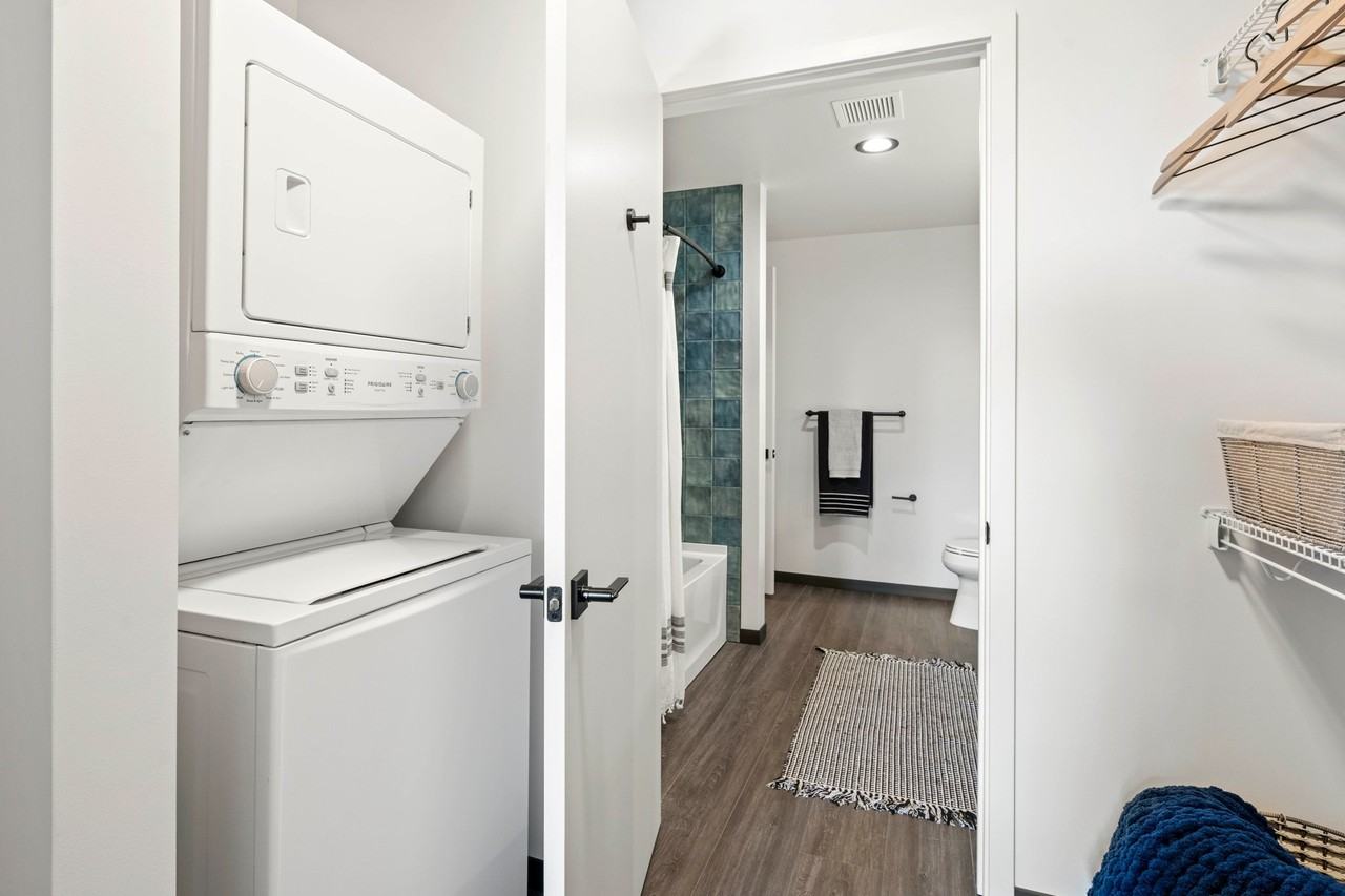 136 N Ashland Ave - Photo 6 of 9