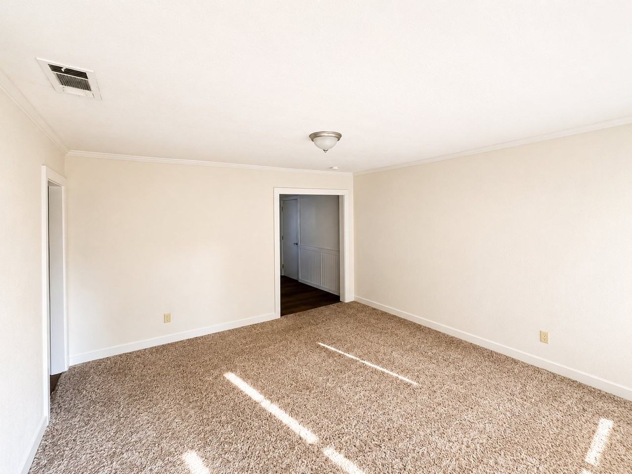 125 N Mcentire Ct - Photo 3 of 7