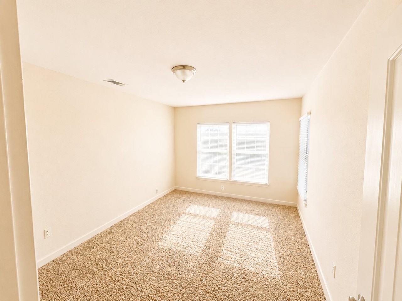 125 N Mcentire Ct - Photo 5 of 7