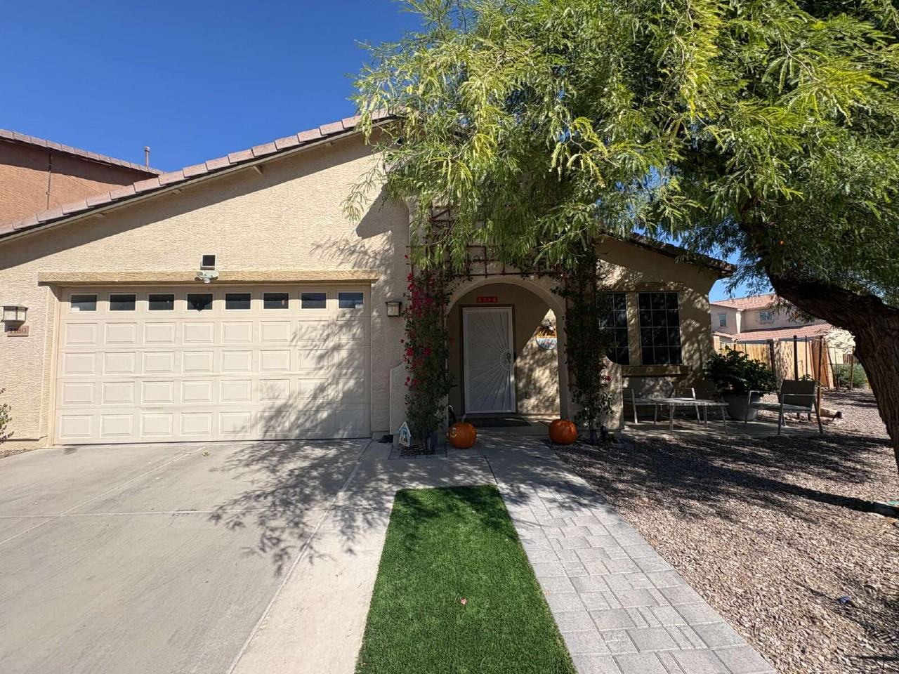 1180 E Saddleback Pl