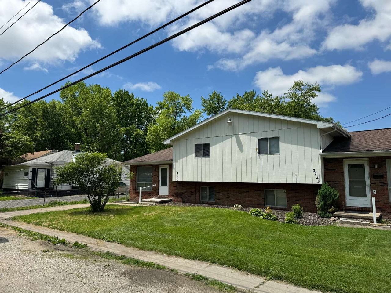 3245 S Douglas Ave - Photo 2 of 15