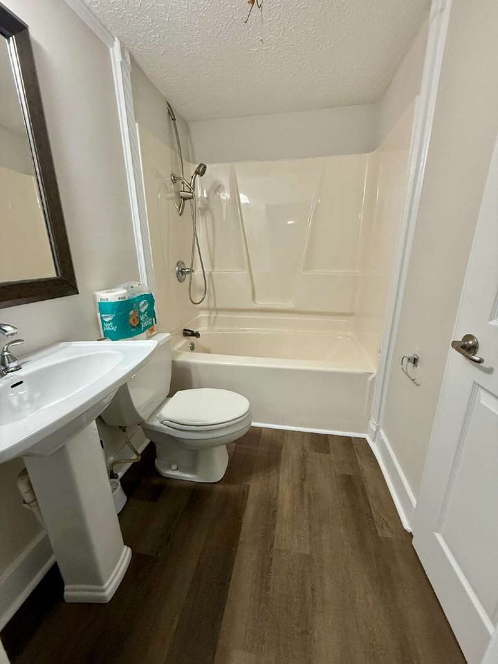 546 Guion St - Photo 4 of 10