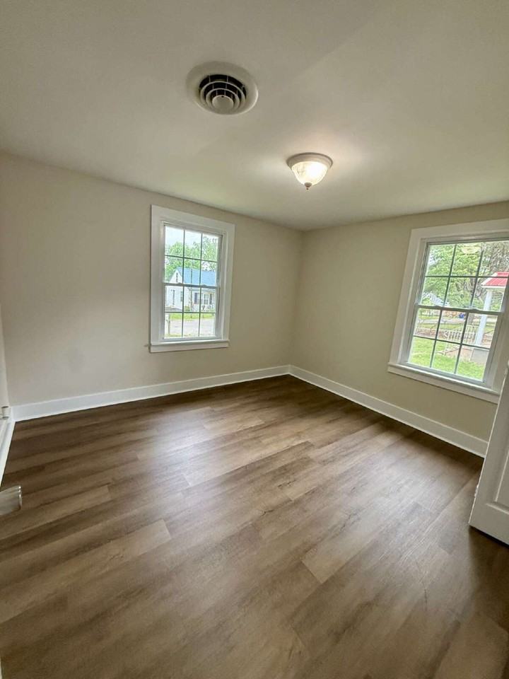 546 Guion St - Photo 5 of 10
