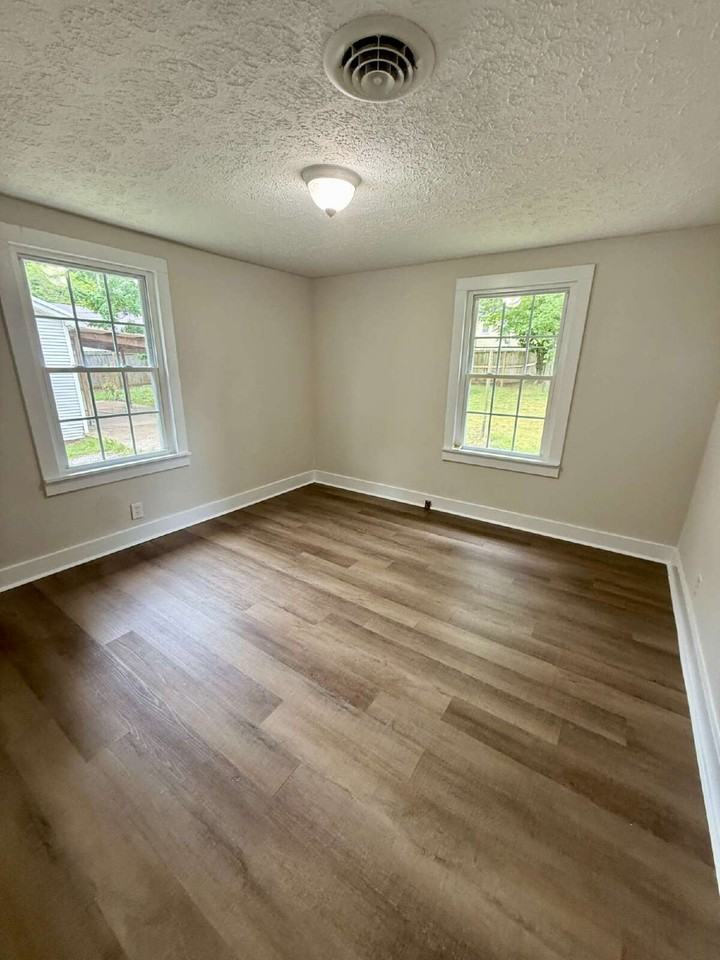 546 Guion St - Photo 6 of 10