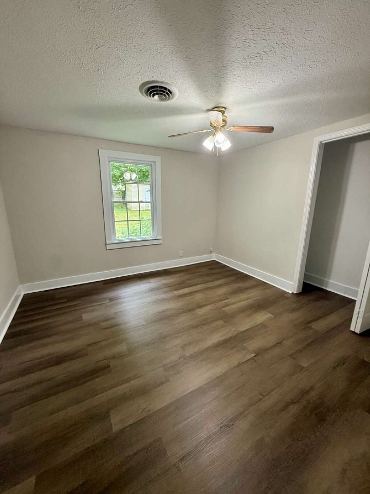 546 Guion St - Photo 7 of 10
