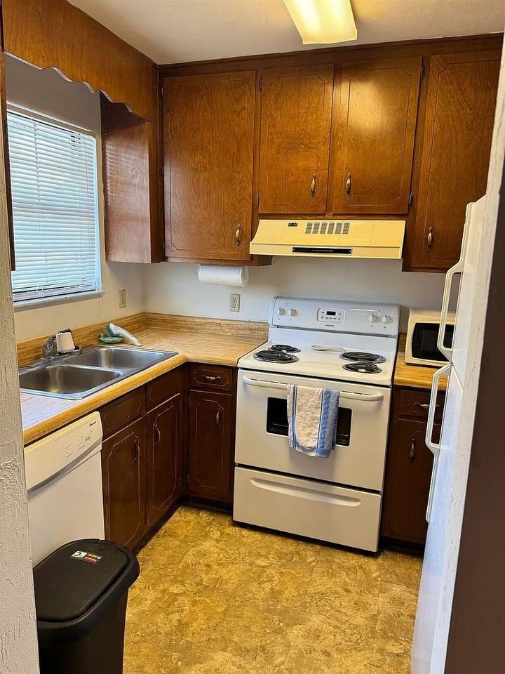 1108 Greentree Ct - Photo 4 of 15
