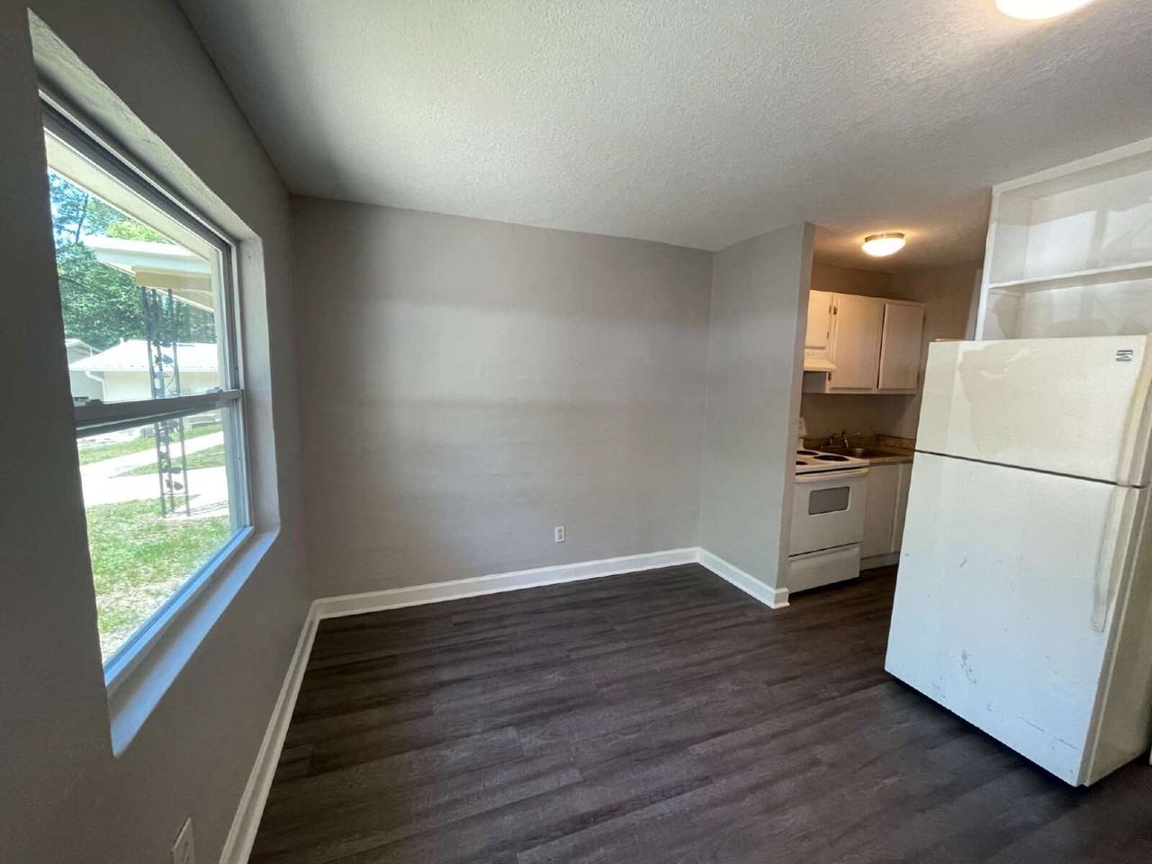 3721 Crawfordville Rd Apt 13 - Photo 2 of 9