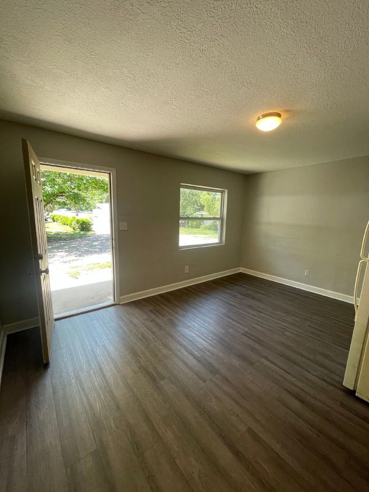 3721 Crawfordville Rd Apt 13 - Photo 6 of 9