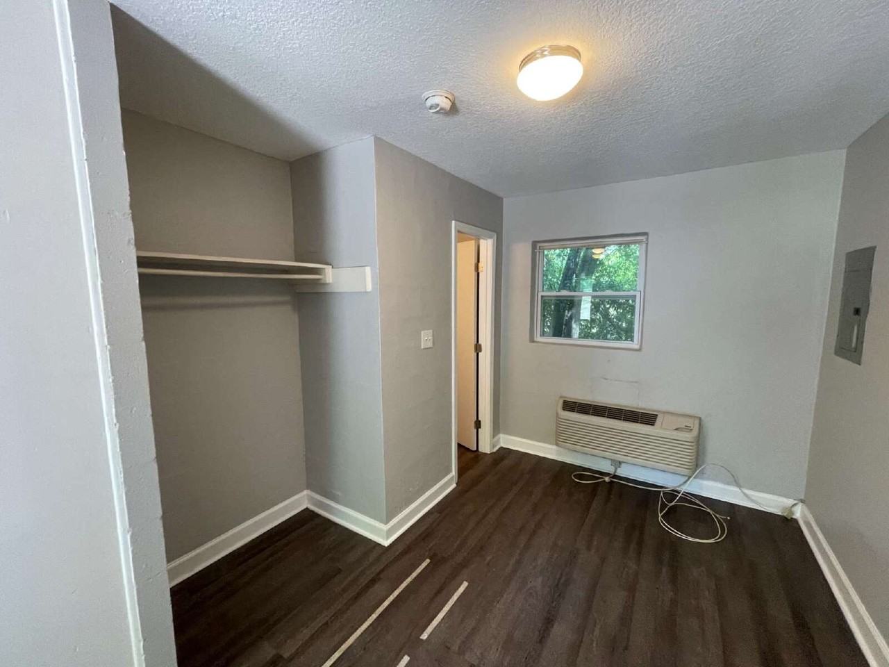 3721 Crawfordville Rd Apt 13 - Photo 7 of 9