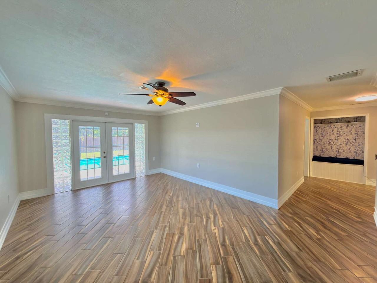 2426 Woodland Blvd - Photo 4 of 50