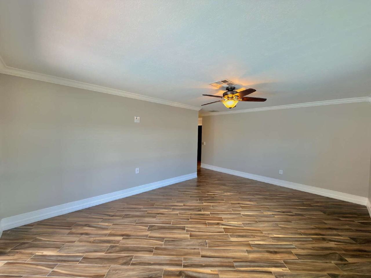 2426 Woodland Blvd - Photo 6 of 50