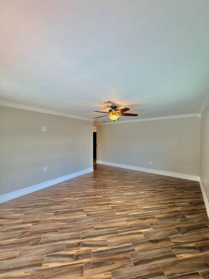 2426 Woodland Blvd - Photo 7 of 50