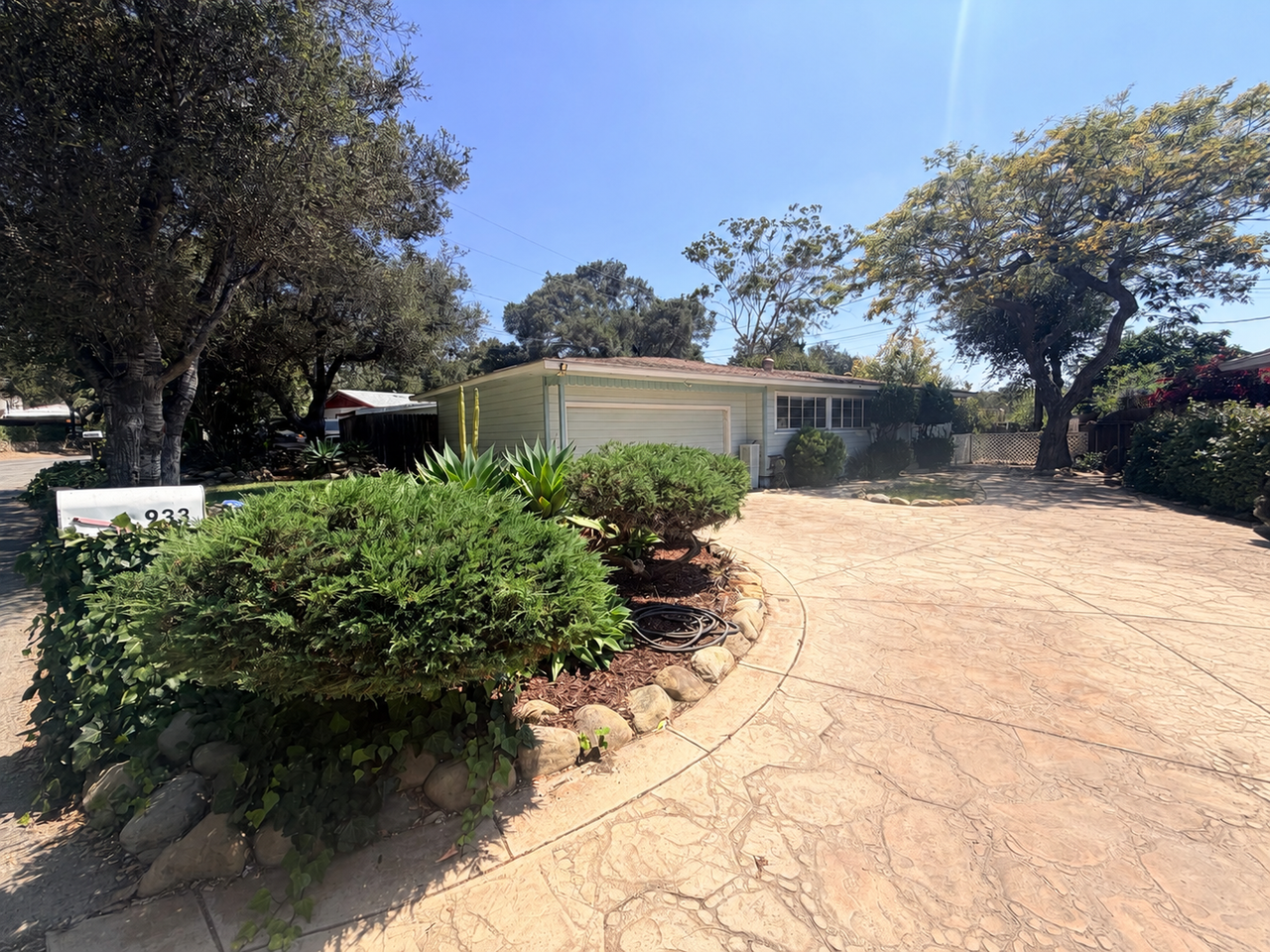 933 Laurel Rd - Photo 3 of 26