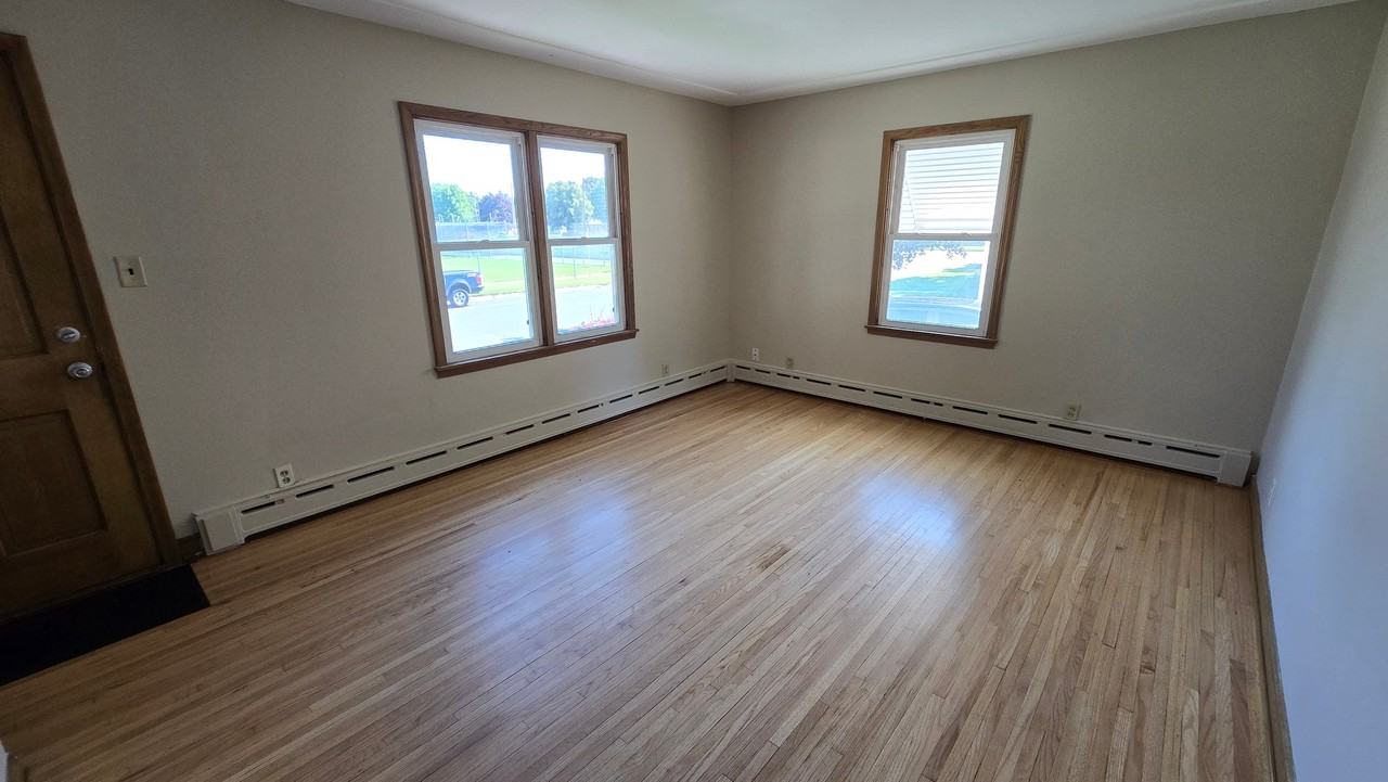 238 Macarthur St E #1 - Photo 2 of 20